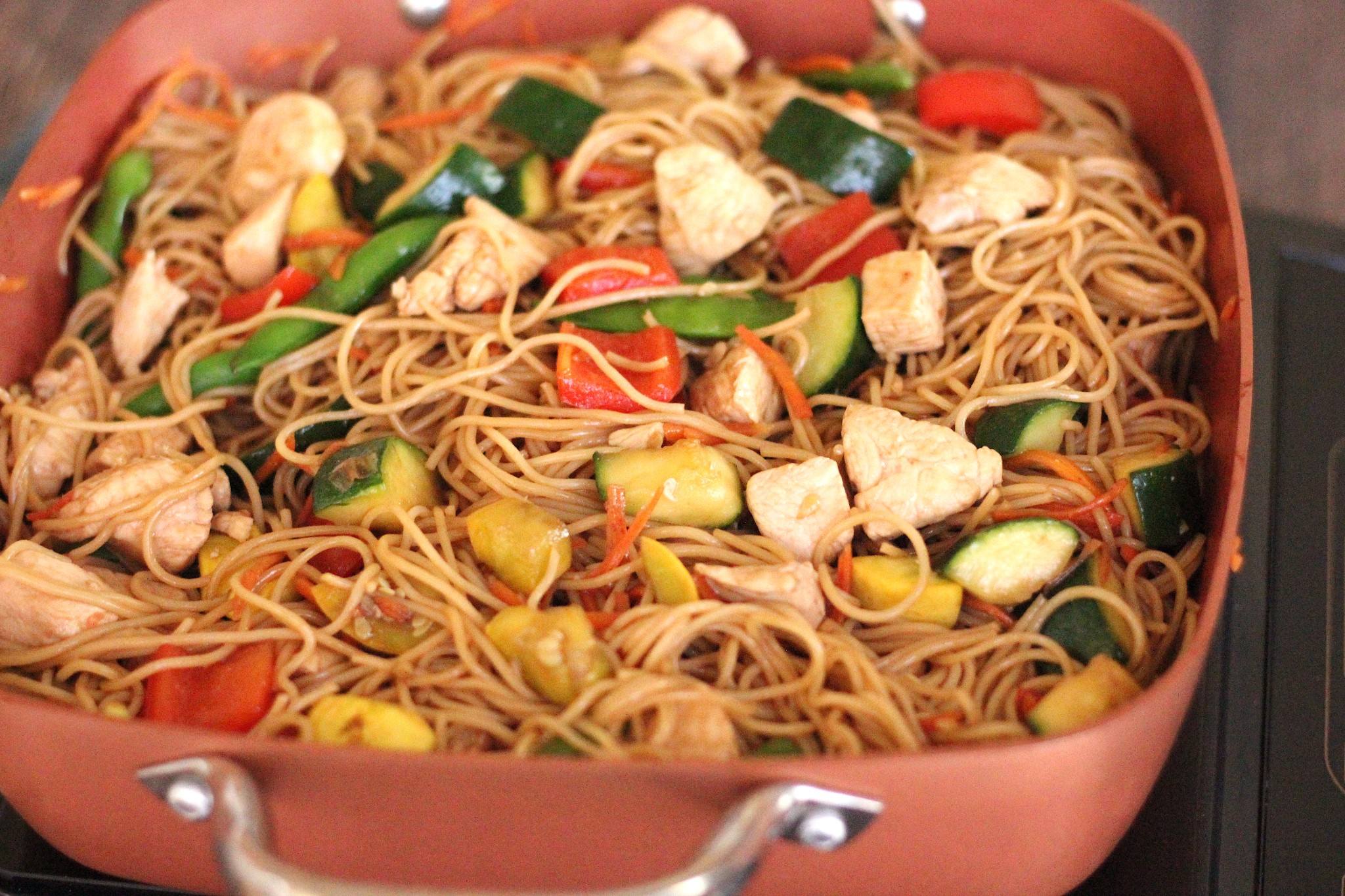 chicken lo mein with noodles and vegetables
