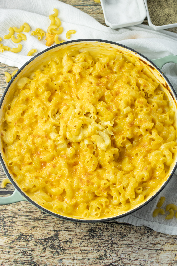 Easy Macaroni and Cheese is a perfect recipe for Feeding Your Fam! This is a simple recipe that can be made in under 20 minutes, loaded with a creamy cheese sauce, pasta and a crunchy, melted cheese topping. Macaroni and Cheese is so simple to make at home and always so much better than anything you can find in a box! #macandcheese #macaroniandcheese #30minutemeal #easydinner #dinnerideas