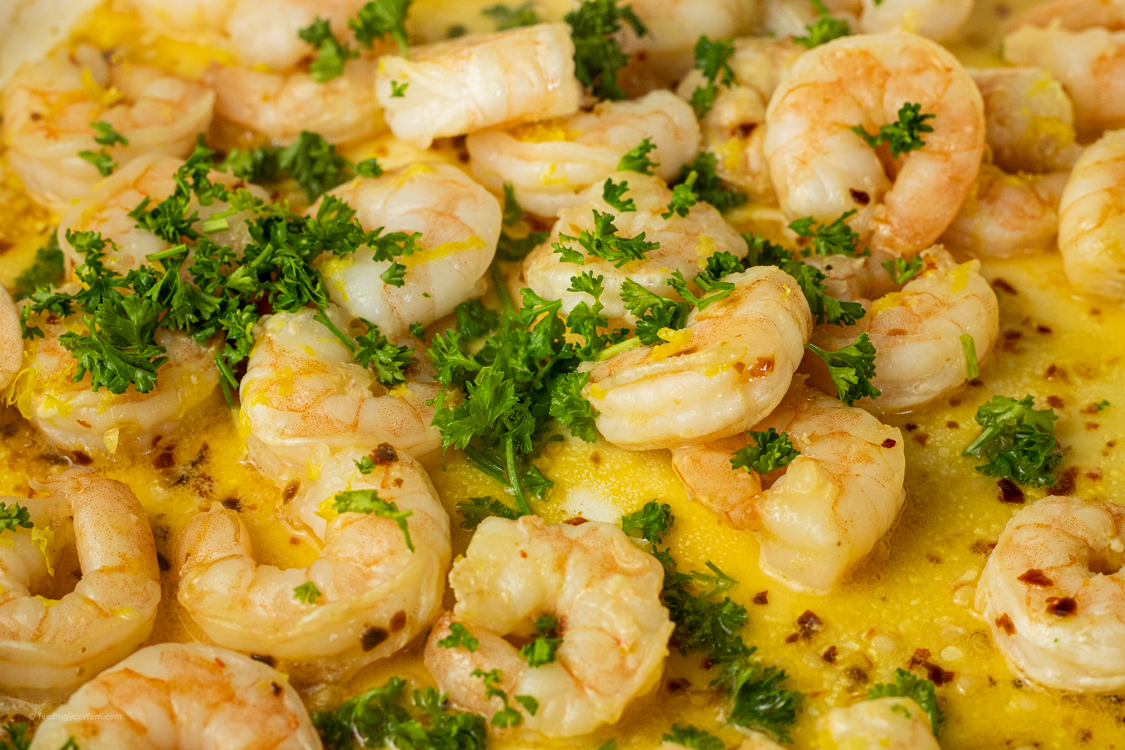 cooked pink shrimp with parsley, butter and garlic