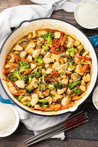 big pan of stir fry with chicken and veggies