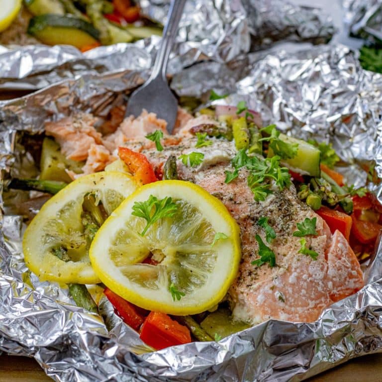 salmon foil packets baked with vegetables and lemon slices