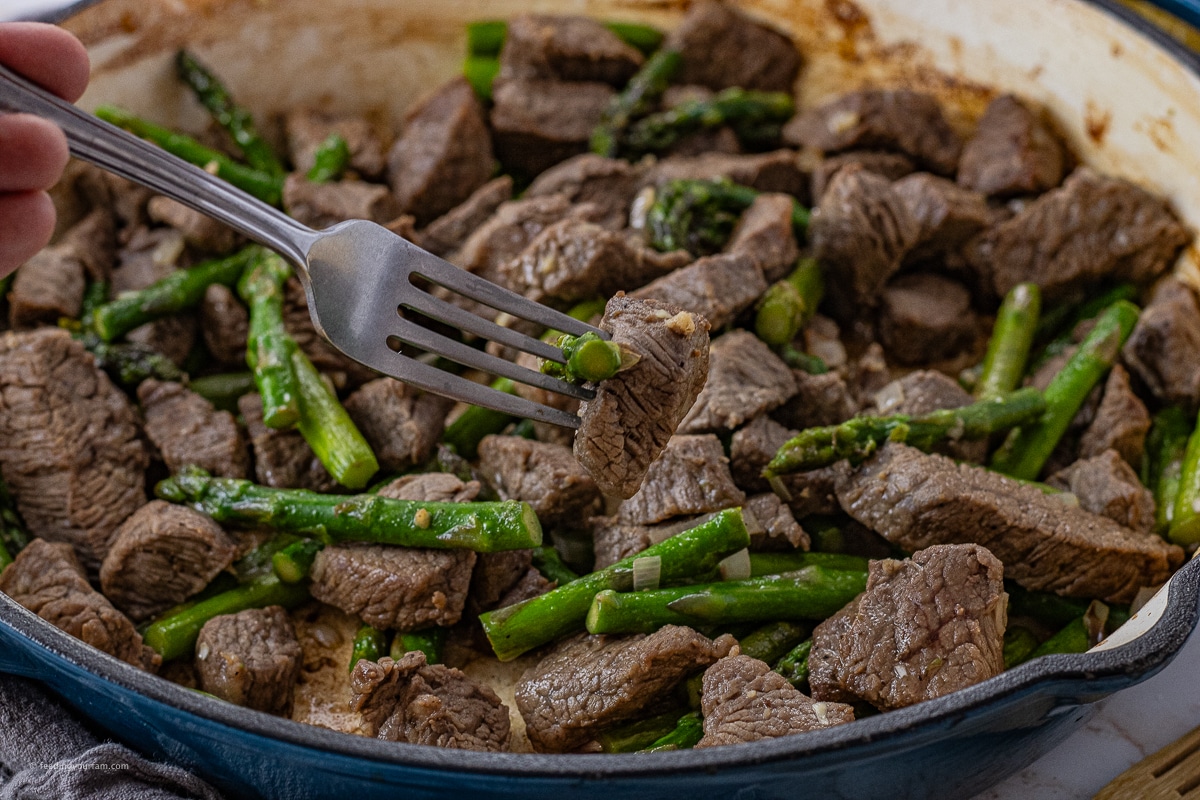 steak bites with asparagus in garlic butter