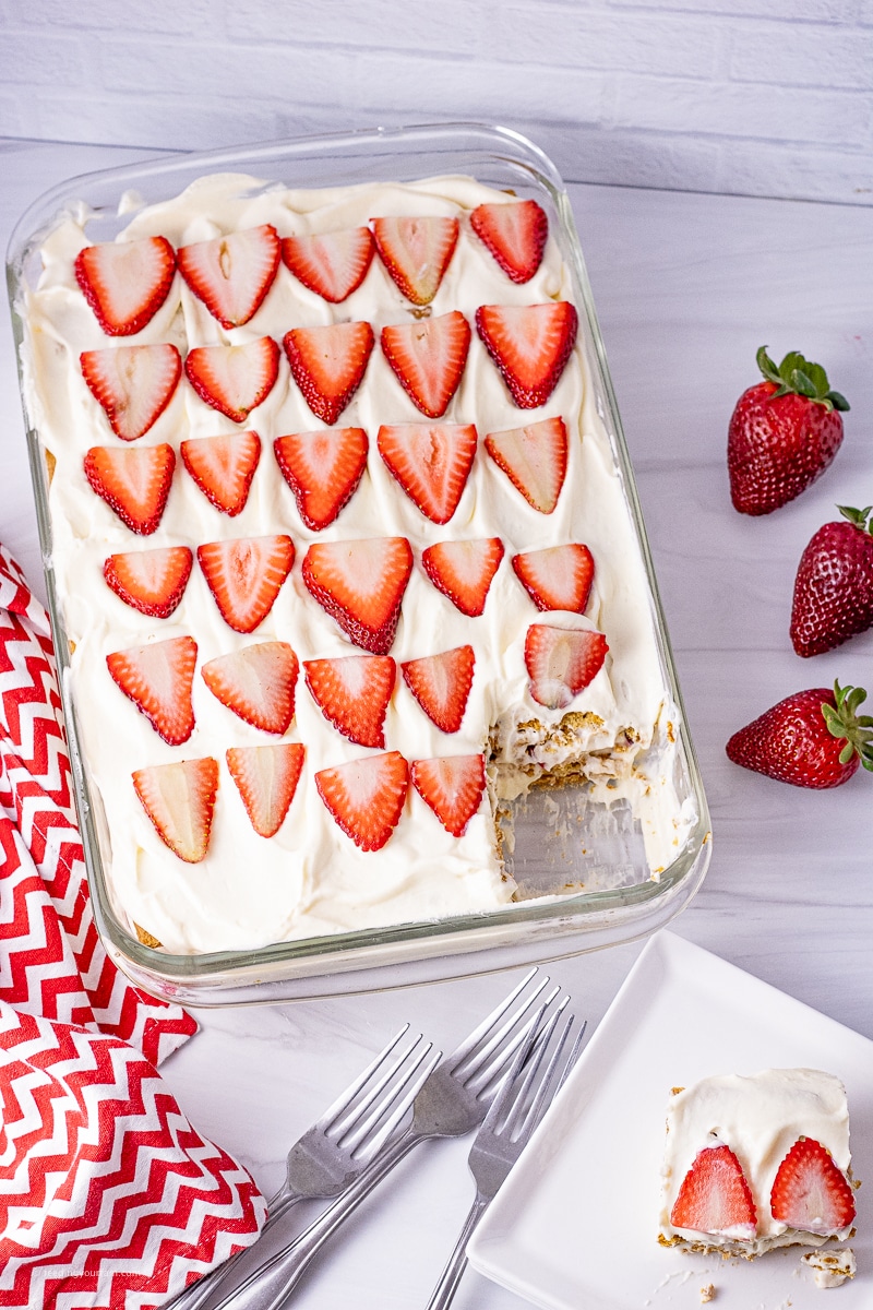 layered cake with graham crackers, pudding and strawberries