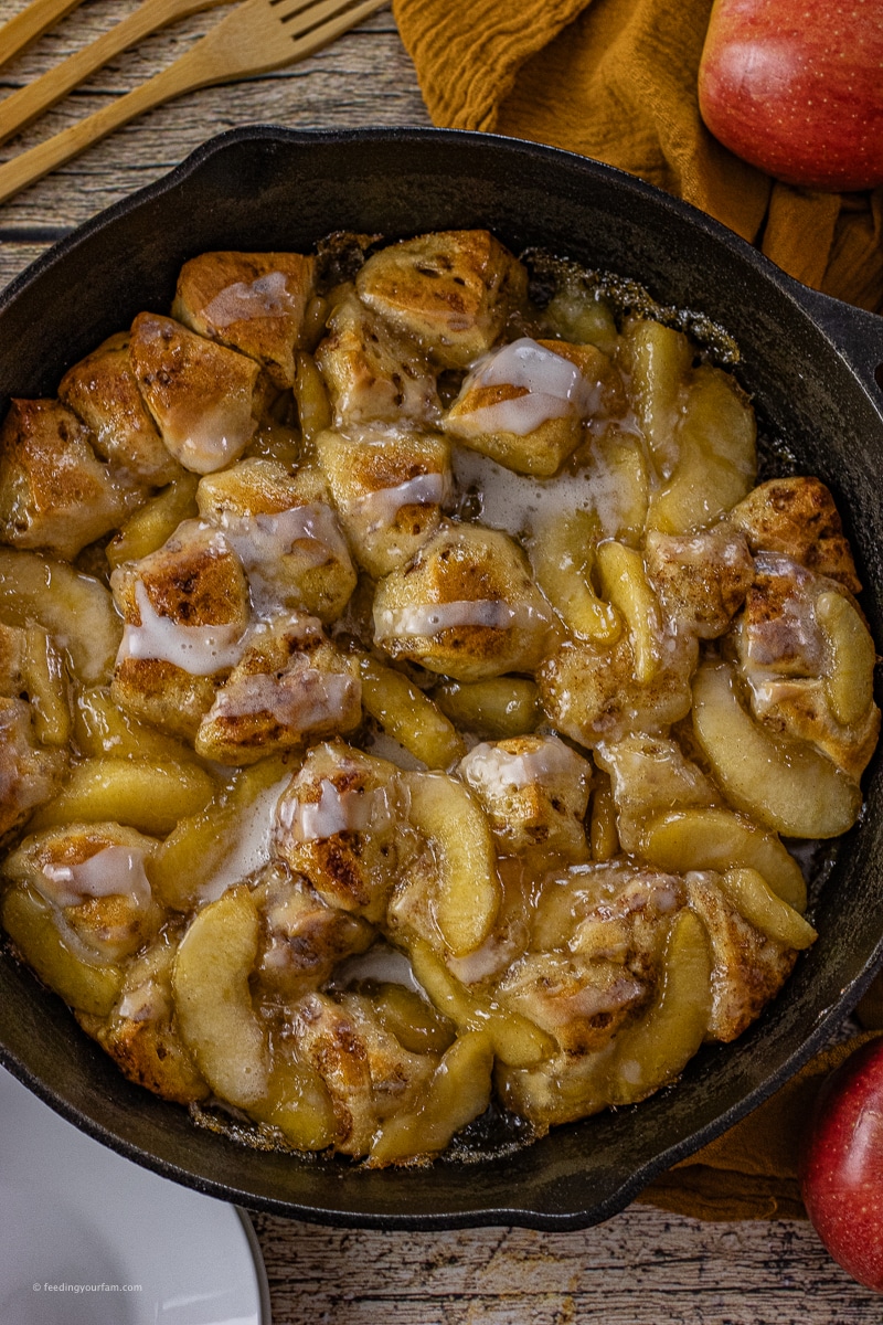 This 2-ingredient cinnamon roll apple pie filling bake brings together the warm, gooey goodness of cinnamon rolls and the sweetness of apple pie filling in one skillet.