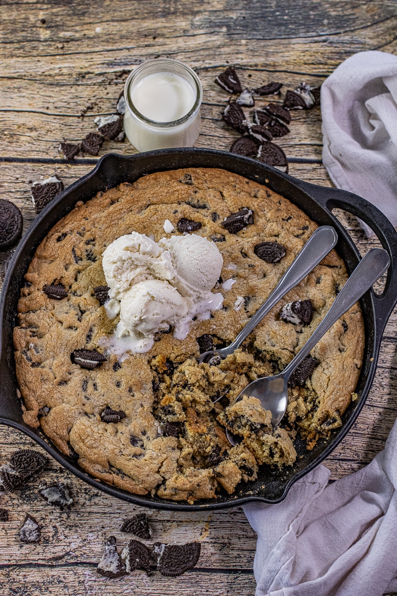 This skillet cookie recipe takes everything you love about the classic combo of chocolate and cream-filled cookies and turns it into a warm, gooey, and utterly irresistible treat.