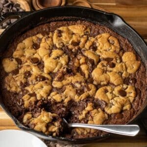 cast iron brookie cookie recipe with chocolate chips