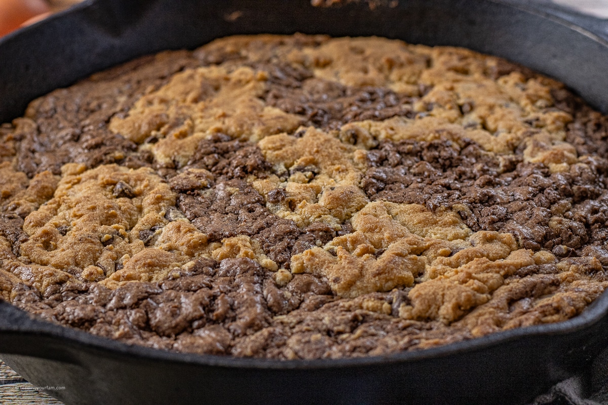 brookie cookie in a cast iron skillet