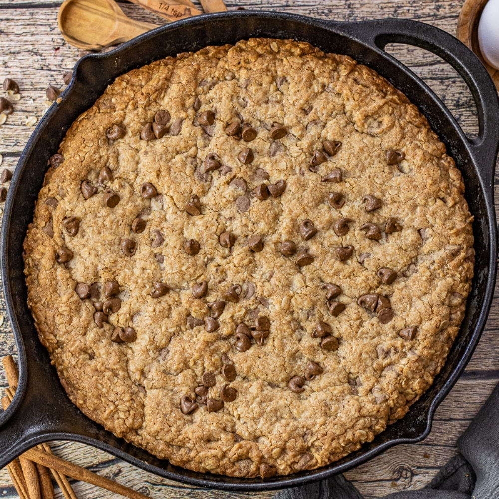 oatmeal skillet cookie with chocoalte chips