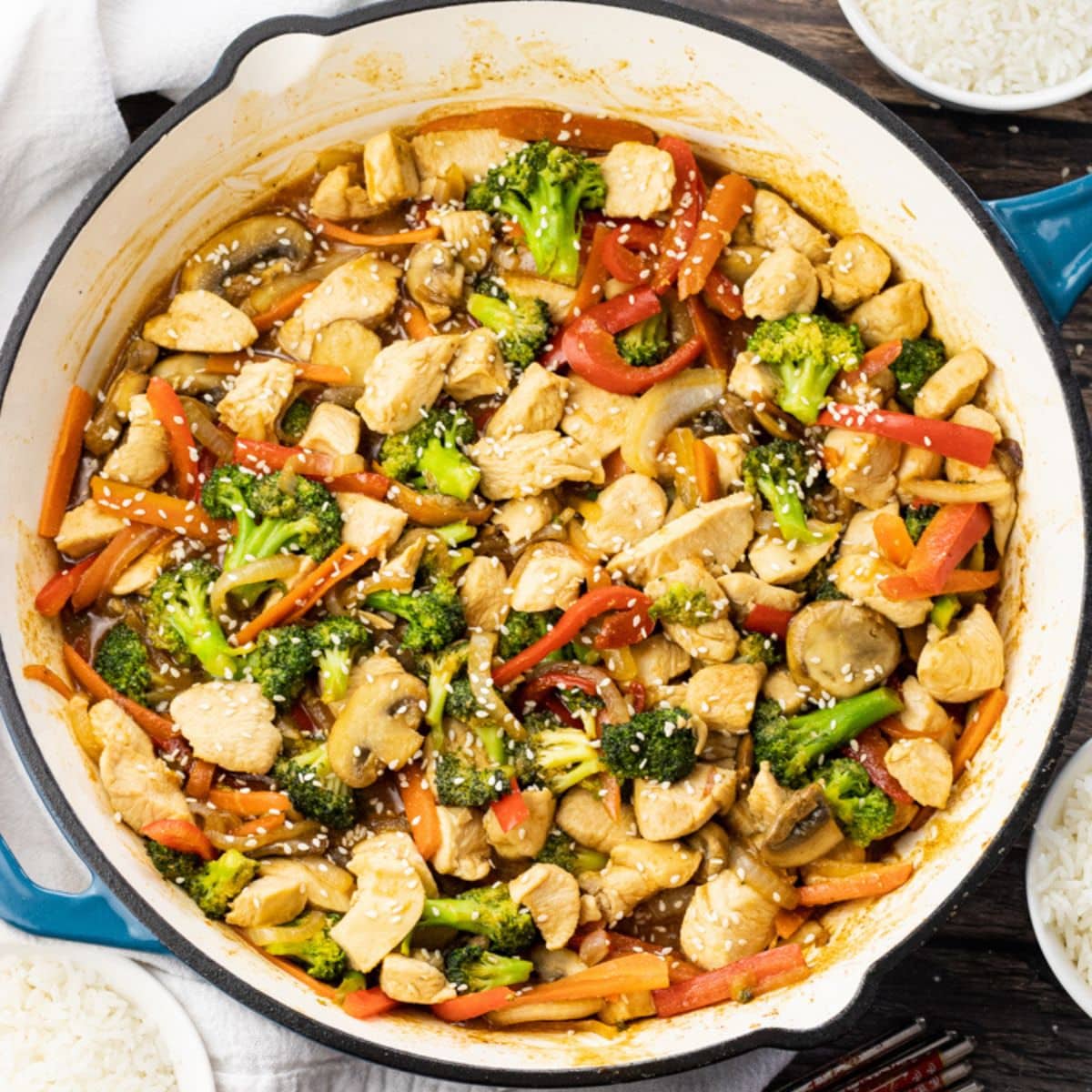 chicken stir fry with vegetable and a brown sauce in a large pan